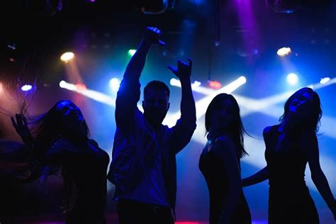 how to dance at the club: what music should you choose?